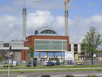 906535 Gezicht op de bouw van de Ulu Moskee op de Kop van Lombok te Utrecht, vanaf het Westplein.